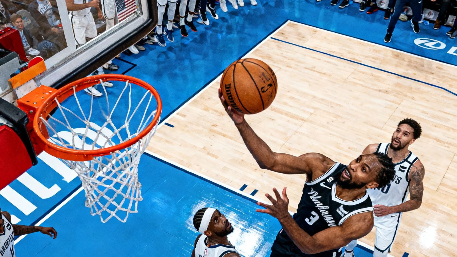 单进球剪辑缩略图，NBA比赛中球员突破三人防守完成战斧式劈扣，篮筐剧烈震动，替补席球员集体起立欢呼，慢动作回放捕捉到篮球穿过篮网的瞬间